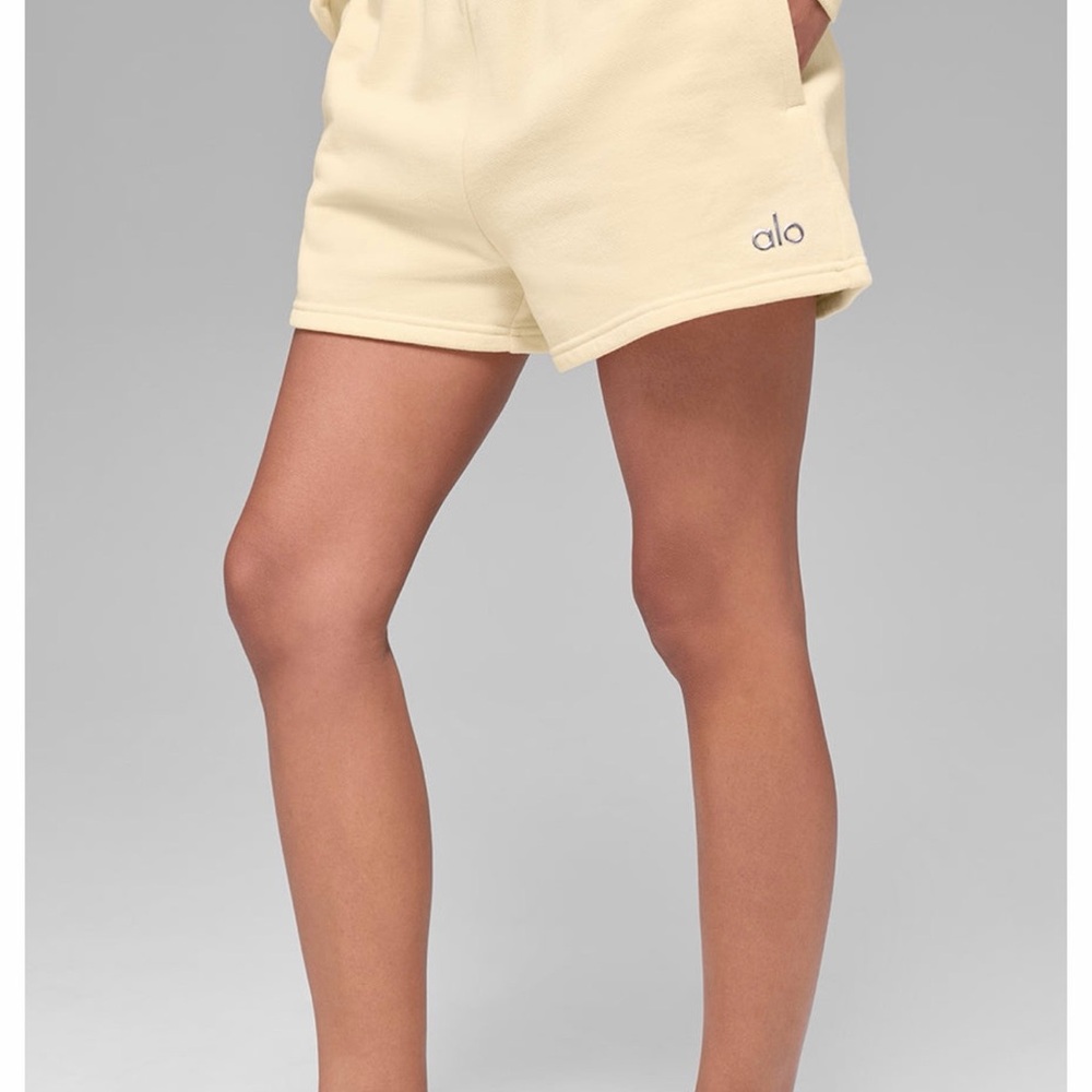 ALO Yoga Women's Accolade short-candlelight yellow